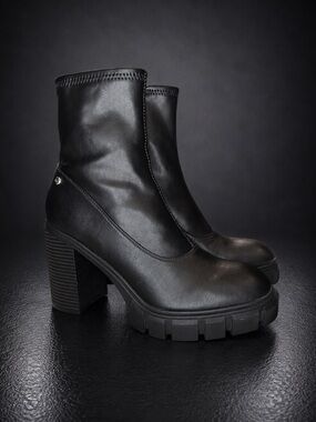 GUESS Black Chunky Lug Sole Side Zip Ankle Boots Size 9M EUC